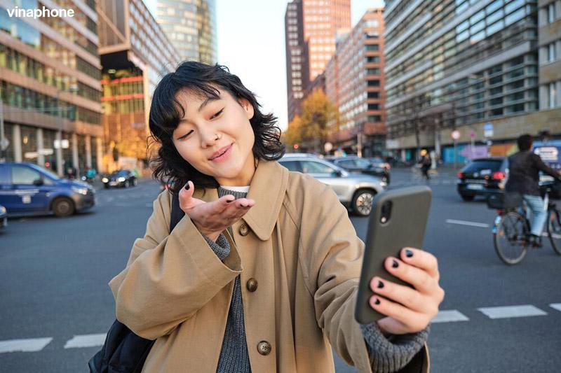 Sim Vina vào mạng theo năm là giải pháp tối ưu cho những người thường xuyên di chuyển.